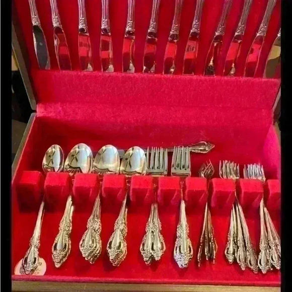 Oneida RAPHAEL Stainless Distinction Deluxe Flatware 13 Place Setting 74 Pieces - Picture 2 of 6